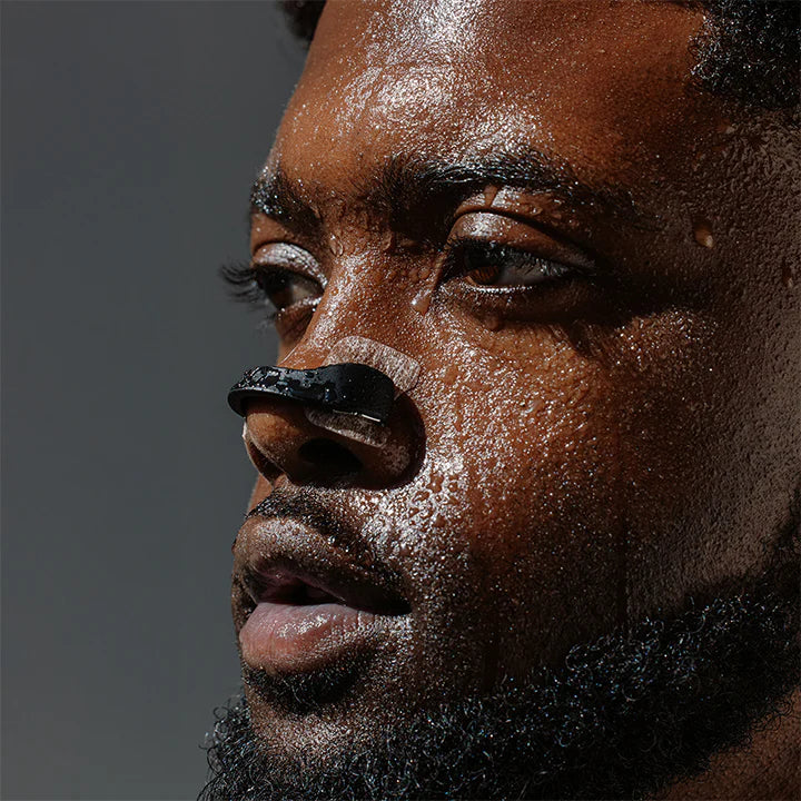 Svettbeständig. Sitter stadigt.